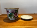 Cachepot de porcelana pintado a mão com prato de apoio. Medidas: Altura: 18 cm x Diâmetro da boca: 22 cm.