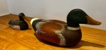 Dois patos decorativos de madeira pintados a mão - comprimento do maior 27 cm.
