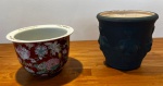 Dois cachepot sendo um de porcelana japonesa e o outro de cerâmica patinada - altura do maior 16 cm x diametro do maior 16 cm.