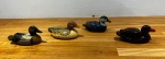 Quatro Patinhos de cerâmica pintados a mão - comprimento do maior 13 cm.