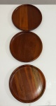 Três pratos de madeira tipo tropic Art - Diâmetro de cada: 25 cm.