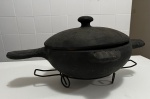 Panela de barro em formato de peixe com descanso de ferro. Medidas:comprimento 45 x diâmetro 26 cm.