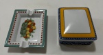 Uma caixa e um cinzeiro em porcelana Vista Alegre - cinzeiro: 14 cm e caixa: 13 cm.