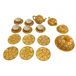 Conjunto de chá em cerâmica pintado a mão, contendo cinco xícaras, seis pratos para queijo, um bule, um açucareiro, uma mantegueira e uma queijeira.