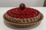 Centro de mesa em formato de torta de morango cerâmica diâmetro 31 cm.