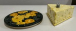 Apoio de prato em Cerâmica Luiz Salvador (diâmetro 25cm) e queijeira em formato de queijo de porcelana ( comprimento 20 cm e largura 19 cm ).