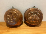 Forma decorativa em cobre, sendo uma com desenho em auto relevo de uva e outra de pera -diâmetro e 14 cm.
