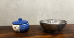 Recipiente de porcelana equatoriana e petisqueira em estanho - comprimento 13 cm e recipiente 7 cm