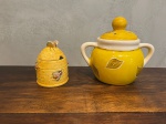 Panela em cerâmica para cozinhar cogumelo e um recipiente para mel em cerãmica com abelhas em alto relevo - altura da panela 21 cm x diâmetro da boca da panela 12 cm.