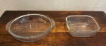 Dois recipientes em pirex sendo um redondo (diâmetro30 cm) e um quadrado (20 cm x 20 cm).