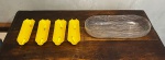 4 Porta milhos (22cm) e recipiente em acrílico (36x16cm) com mini pegadores em formato de milho.