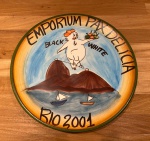 Prato de cerâmica da Boa Lembrança pintado a mão do restaurante Emporium Pax Delícia Rio 2001 - Diâmetro: 27 cm