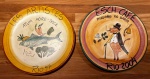 Pratos de cerâmica da Boa Lembrança pintados a mão, sendo um do Les Artistes Rio 97 e um Esch Café Rio 2004 - Diâmetro: 27 cm