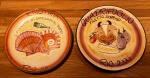 Pratos de cerâmica da Boa Lembrança pintados a mão, sendo um do Enotria Rio 95 e um do Quadrifoglio Rio 2000 - Diâmetro: 27 cm