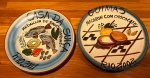 Pratos de cerâmica da Boa Lembrança pintados a mão, sendo um da Casa da Suiça Rio 2001 e um do Guimas Rio 2002 - Diâmetro: 27 cm