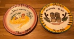 Pratos de cerâmica da Boa Lembrança pintados a mão, sendo um do Enotria Rio 2000 e um do Sushi Garden Rio 2004 - Diâmetro: 27 cm