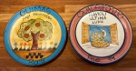 Pratos de cerâmica da Boa Lembrança pintados a mão, sendo um do Guimas Rio 98 e um do Quadrifoglio Rio 94 - Diâmetro: 27 cm