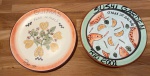 Pratos de cerâmica da Boa Lembrança pintados a mão, sendo um do Guimas Rio 97 e um do Sushi Garden Rio 2001 - Diâmetro: 27 cm