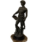 Escultura em ferro representando homem romano - Altura: 51 cm.