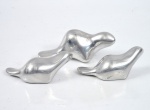 HOSELTON CAVADA - Três esculturas representando "Foca". Assinadas e numeradas, 241, 247 e 955. Medida da peça maior. Comprimento 12,5 cm.