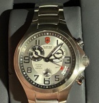 Relógio Victorinox - Swiss Army - Ótimo estado, sem uso - Diâmetro: 3,7 cm - e com o botão: 4,5 cm