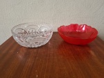 2 centros de mesa - sendo um de cristal e outro na cor vemelha