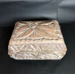 Pequena caixa de de madeira, talhada - medidas 16 cm de altura , 20 cm de largura, 25 cm de comprimento