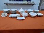 Conjunto de porcelana KPM - 24 pratos rasos - 12 pratos fundos - 12 pratos de sobremesa - 2 sopeiras - 1 saladeira - 1 molheira - 7 pratos de servir - ( TOTAL = 59 PEÇAS)