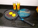 Raquete de tênis WILSON Adulto Masculino matrix comp e duas caixas de bolinhas Wilson, sendo uma lacrada.