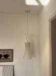Par de lustres em formato cônico - Diâmetro: 20 cm x Altura: 50 cm e Altura até o teto: 110 cm.