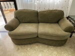 Sofa na cor verde em bom estado de conservação - Medidas: Altura: 0.85 m x Largura: 1.10 m x Comprimento: 1.90 m - RETIRADA BARRA DA TIJUCA.