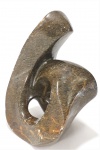 VICENTE BRETAS - Escultura estilo contemporâneo em pedra sabão, assinado e datado; 84, na base. med: 23 cm x 16 cm x 12 cm (pequenas marcas do tempo)