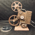 Projetor de filme antigo da marca Keystone - Medidas: 44 cm de altura - 33 cm de comprimento - 14 de largura