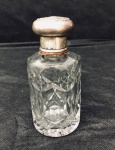 Perfumeiro Tcheco de cristal com tampa de prata contrastada - Altura: 15 cm - Peso do tampo em prata: 31 gramas