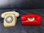 Dois telefones vintage sendo um na cor bege e outro vermelho.