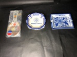Três peças de porcelana, sendo uma colher de servir da Holanda, uma petisqueira e um cinzeiro. Medida do maior 23 cm ( colher ).
