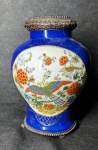Vaso de porcelana japonesa com pé e boca de ferro - Altura 24 cm
