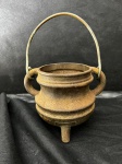 Pequeno caldeirão do séc XIX de ferro fundido - Altura sem alça 16 cm x diâmetro da boca 13 cm