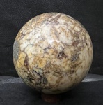 Bola de granito colorido com apoio de madeira jacarandá - Altura 13 cm com o apoio.