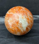 Bola de granito colorido com apoio de madeira jacarandá - Altura 13 cm com o apoio.