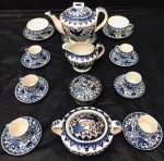 Conjunto de chá e café de porcelana japonesa, contendo seis xícaras de café, duas de chá, um bule, um açucareiro, uma leiteira