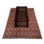 Mesa de centro de madeira leve com tampo de vidro semi-escuro e tapete vermelho e branco de máquina em médio estado de conservação. Medidas da mesa: A: 42 cm x C: 100 cm x L: 54 cm. Medidas do tapete:195 x 149 cm.