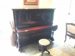 Piano de parede alemão manufatura "SCHIEDMAYER & SOEHNE - STUTTGART". Medidas: 1.66 m de largurax 0.70 m de profundidade x 1.40 m de altura. Necessita ser afinado. Obs: cupim no pé do lado esquerdo. - RETIRADA NA BARRA DA TIJUCA