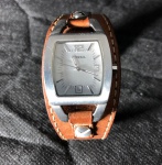 Relógio feminino - FOSSIL - Caixa em aço - Pulseira em couro - Tamanho da caixa: 3,05 cm - NÃO TESTADO