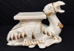 Grande Camelo em porcelana pintado a mão de branco e detalhes em dourado - Obs: rachadura fio de cabelo -  46 cm de altura x 64 cm de comprimento