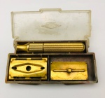 Barbeador vintage dourado da marca Gillete na caixa original