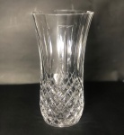 Vaso de cristal lapidado com motivos geométricos - Medidas: 26 cm de altura x14 cm de diâmetro.