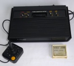 Antigo e conservado console de Videogame - ATARI 2600 + Joystick CCE + Cartucho raro: Vídeo Jogo controle joystick - Em perfeito estado de conservação, porém as peças não foram testadas -vendido no estado - Conforme fotos - Medida: 35 cm x 23 cm x 9 cm.