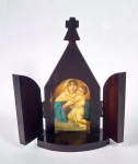 Antigo e Lindo Oratório em madeira - Estilo capela - Com imagem religiosa de Nossa Senhora e o Menino Jesus - Oratório abre e fecha Medida: 14 x 8,5 cm.