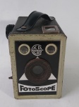 Antiga e Rara Máquina Fotográfica FOTOSCOPE - EXACTA - Ano de 1950 - Modelo caixote com alça, estrutura em metal - Medida: 12 x 10 x 7 cm.